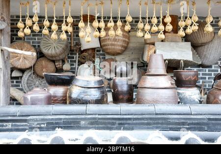 Koreanische traditionelle Requisiten, Steinwand, Glas, Korb, fermentierte Lebensmittel Stockfoto