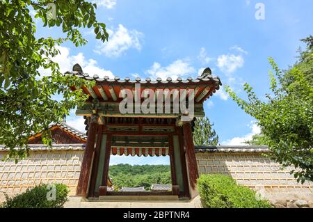 Blick vom Haupttor des koreanischen traditionellen Hauses. Stockfoto