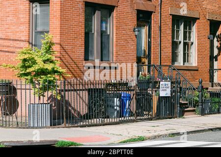 Hoboken, NJ, USA - 14. Mai 2020 : Sign auf einem Wohnhaus Ausdruck Dankbarkeit für Frontliner, Ersthelfer und Gesundheitsarbeiter und Stockfoto