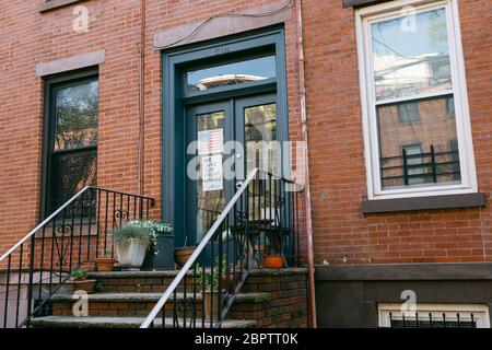 Hoboken, NJ, USA - 14. Mai 2020 : Sign auf einem Wohnhaus Ausdruck Dankbarkeit für Frontliner, Ersthelfer und Gesundheitsarbeiter und Stockfoto