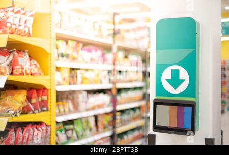 Der Barcode-Preisscanner an der Wand in einem Supermarkt für Selbstbedienungs-Check Preis und Information, die neue Technologie für die unabhängige Prüfung der V Stockfoto