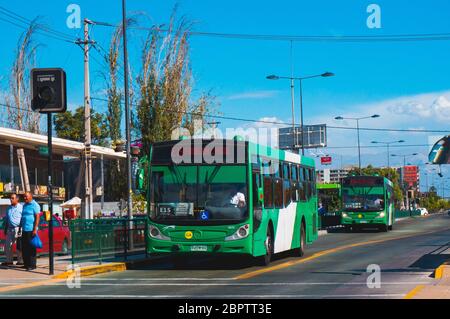 Santiago, Chile - Februar 2017: Ein Transantiago - Red Movilidad Bus in Santiago Stockfoto