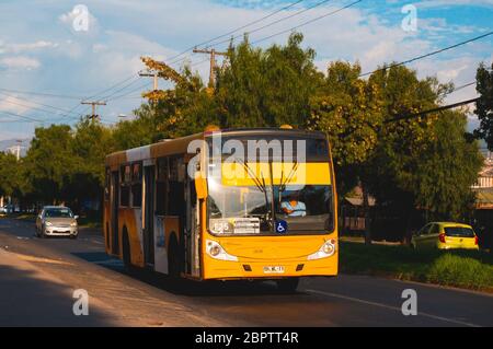 Santiago, Chile - Februar 2017: Ein Transantiago - Red Movilidad Bus in Puente Alto Stockfoto