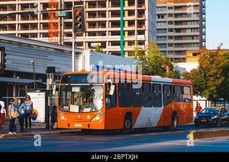 Santiago, Chile - Februar 2017: Ein Transantiago - Red Movilidad Bus in Santiago Stockfoto