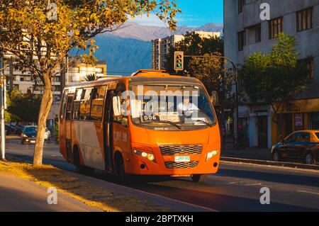 Santiago, Chile - Februar 2017: Ein Transantiago - Red Movilidad Bus in Santiago Stockfoto