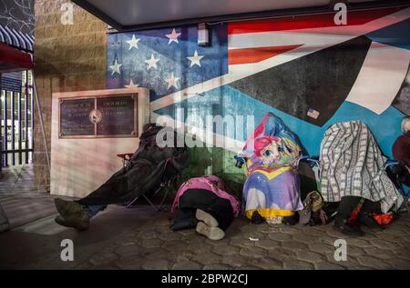 19. Mai 2020, Mexiko, Tijuana: Menschen schlafen bei Sonnenaufgang in Decken eingewickelt vor dem Grenzübergang Otay mitten in der Corona-Pandemie. Da die US-Regierung beschlossen hat, die Öffnungszeiten des Grenzübergangs zu begrenzen, um die Ausbreitung des Corona-Virus zu verhindern, Und der Übertritt ist erst um 6 Uhr morgens geöffnet, viele Pendler schlafen stundenlang vor dem Postweg auf der mexikanischen Seite der Grenze, um morgens pünktlich zur Arbeit zu kommen. Der Grenzübergang ist zwischen 10 und 6 Uhr geschlossen. Nur US-Bürger oder Personen mit einer US-Aufenthaltserlaubnis sind dann in die USA zugelassen. Foto: Omar Martí Stockfoto