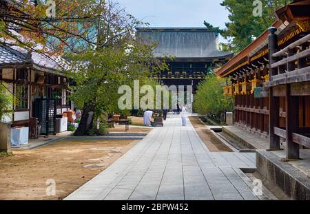 KYOTO, JAPAN - 17. OKTOBER 2019: Der Weg zum Romon-Tor entlang des Shaden-Heiligtums des Kitano Tenmangu-Schreines. Kyoto. Japan Stockfoto