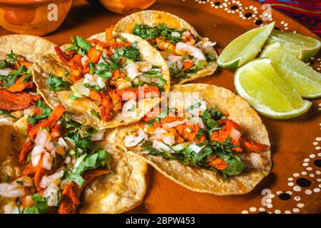 Mexikanischer Tacos al Pastor, Tortillas mit Schweinefleisch und Gemüse in Mexiko-Stadt Stockfoto