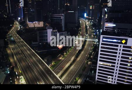 Jakarta, Jakarta, Indonesien. April 2020. (ANMERKUNG DER REDAKTION: Bild aufgenommen mit Drohne) ein mehrstöckiges Gebäude in der Sudirman-Region Jakarta und Blick auf die Semanggi-Straße.das nationale Wirtschaftswachstum in Indonesien lag im ersten Quartal 2020 bei 2.97% (im Jahresvergleich). Rückgang von 4.97% (im Vorjahr) im Vorzeitraum.Â die Daten vom April 2020 weisen auf eine anhaltende Konjunkturverlangsamung hin, die sich durch Rückgänge in der jüngsten Retail Sales Survey und dem Einkaufsmanagerindex widerspiegelt. Bank Indonesia rechnet mit einem geringeren Wirtschaftswachstum im Einklang mit den Auswirkungen von COVID-19 jedoch im Jahr 2021, Econo Stockfoto