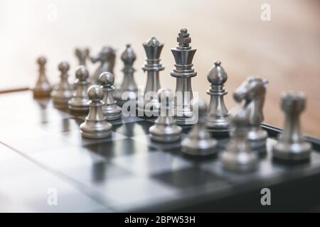 Nahaufnahme eines silberfarbenen Schachspiels auf dem Schachbrett Stockfoto