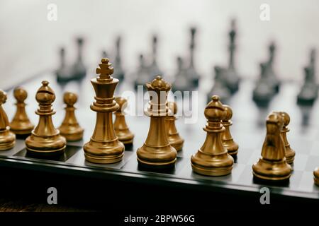 Nahaufnahme eines silbernen und goldenen Schachspiels auf dem Schachbrett Stockfoto