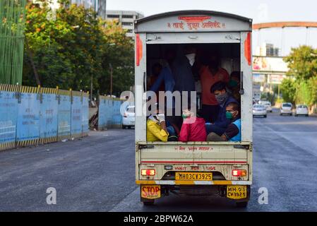 Mumbai, Indien. Mai 2020. Während der Sperrung werden Wanderarbeiter auf einem Lastwagen gesehen, der in ihre Dörfer zurückfährt.die Menschen warten darauf, dass die kostenlosen Busse der Regierung zurück in ihre Heimatstadt Mumbai fahren. Diese Busse werden die Migranten an die Grenze ihrer Staaten bringen und von dort aus müssen sie alleine reisen. Quelle: SOPA Images Limited/Alamy Live News Stockfoto