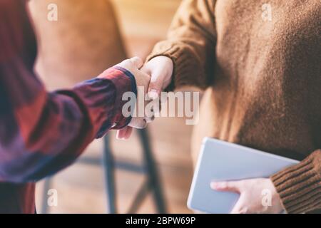 Closeup Bild von zwei Geschäftsmann Händeschütteln nach dem Treffen Stockfoto