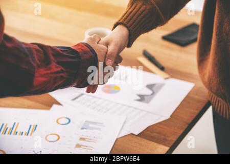 Closeup Bild von zwei Geschäftsmann Händeschütteln nach dem Treffen Stockfoto