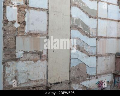 Strukturen an der Wand eines abgerissenen Gebäudes Stockfoto