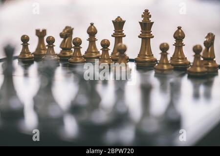 Nahaufnahme eines silbernen und goldenen Schachspiels auf dem Schachbrett Stockfoto