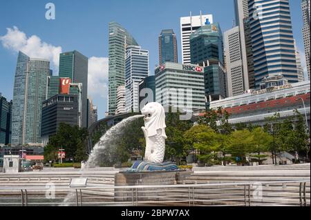 19.05.2020, Singapur, Republik Singapur, Asien - verlassene Merlion Park mit Brunnen am Ufer des Singapore River und Wolkenkratzern. Stockfoto