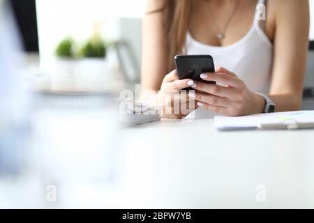 Zarte weibliche Hände Stockfoto