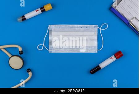 Flache Lay-Komposition mit Blutprobe auf blauem Hintergrund. Stockfoto