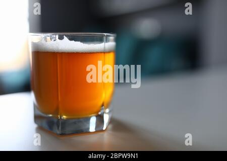 Leckeres kühlendes Gebräu auf dem Tisch Stockfoto
