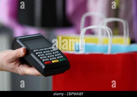 Store Worker, der das Gerät gibt Stockfoto