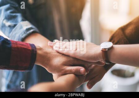 Closeup Bild der Geschäftsmann Ihre Hände zusammen in der Sitzung Stockfoto