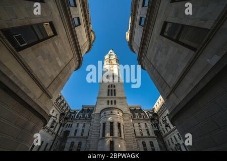 Uprisen Winkel des Philadelphia Rathaus mit historischem Gebäude über blauem Himmel Hintergrund, Pennsylvania, USA oder Vereinigte Staaten von Amerika, Architektur A Stockfoto