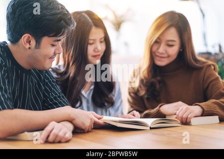 Eine Gruppe der Jungen hatten die gleichen Buch zusammen lesen Stockfoto