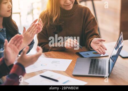 Drei asiatische Geschäftsmann arbeiten und präsentieren in einer Sitzung Stockfoto