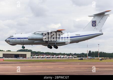 Die ukrainische Luftwaffe Iljuschin Il-76 landete im Juli 2017 bei RAF Fairford in England. Stockfoto