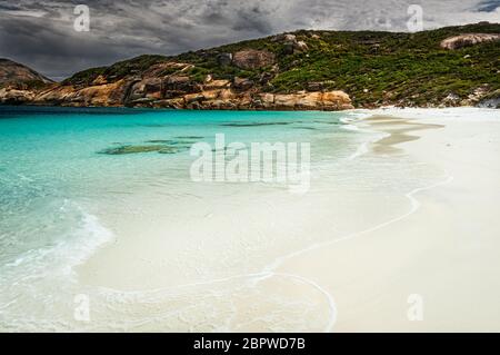 Die wunderschöne kleine Hellfire Bay im Cape Le Grand Nationalpark. Stockfoto