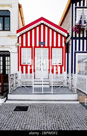 Kleines rot-weiß gestreiftes Haus in Costa Nova, Portugal Stockfoto