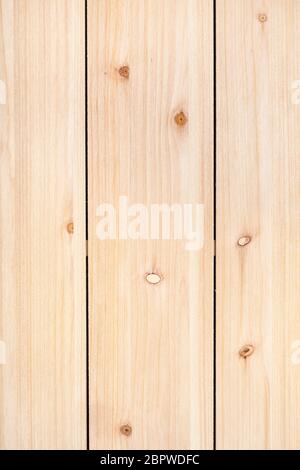 Vertikaler Holzhintergrund - unbemalte Holzplatte aus drei vertikalen Kiefernplanken Stockfoto