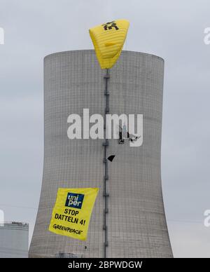 Datteln, Deutschland. Mai 2020. Ein Umweltschützer aus Greenpeace fliegt mit einem Banner mit der Aufschrift "Uniper - Stopp Datteln 4" auf einem motorisierten Fallschirm um das umstrittene Kohlekraftwerk Datteln 4 das Kohlekraftwerk im nördlichen Ruhrgebiet ist zum Symbol der energiepolitischen Debatte der Bundesregierung geworden. Quelle: Bernd Thissen/dpa/Alamy Live News Stockfoto