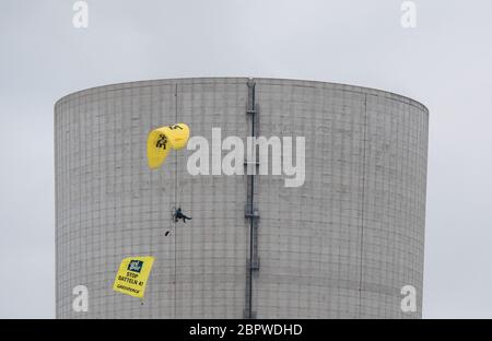 Datteln, Deutschland. Mai 2020. Ein Umweltschützer aus Greenpeace fliegt mit einem Banner mit der Aufschrift "Uniper - Stopp Datteln 4" auf einem motorisierten Fallschirm um das umstrittene Kohlekraftwerk Datteln 4 das Kohlekraftwerk im nördlichen Ruhrgebiet ist zum Symbol der energiepolitischen Debatte der Bundesregierung geworden. Quelle: Bernd Thissen/dpa/Alamy Live News Stockfoto