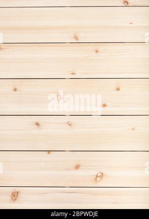 Vertikaler Holzhintergrund - unbemalte Holzplatte aus horizontalen schmalen Kiefernplanken Stockfoto