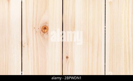 Panorama Holzhintergrund - unbemaltes Holzbrett aus vertikalen breiten Kiefernplanken Stockfoto