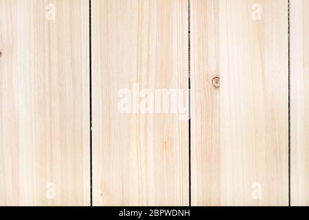 Holzhintergrund - unbemalte Holzplatte aus vertikalen breiten Kiefernplanken Stockfoto