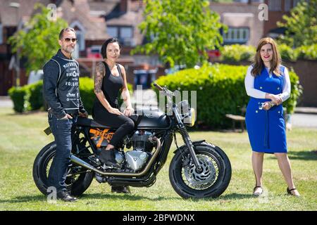 Dr. Sharon Raymond (rechts), die den Notdienst Oximeter Rescue mit den Gründern des Motorradclubs Bike Shed Dutch und Vikki van Someren im Brent Park im Nordwesten Londons eingerichtet hat. Die Freiwilligengruppe, bestehend aus NHS-Mitarbeitern, der Biker Community und Armeeveteranen, hat das erste Londoner weit 24/7 kostenlose "Kredit"-System geschaffen, das Oximeter, lebenswichtige Sauerstoffsättigungssonden, innerhalb von zwei Stunden an alle Coronavirus-Patienten liefert, die eine benötigen. Stockfoto