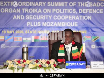 (200520) -- HARARE, 20. Mai 2020 (Xinhua) -- der simbabwische Präsident Emmerson Mnangagwa spricht am 19. Mai 2020 in Harare, Simbabwe, zum Sondergipfel der südafrikanischen Entwicklungsgemeinschaft Organ Troika für Politik, Verteidigung und Sicherheit sowie Mosambik. Mnangagwa, der auch das SADC-Organ für Politik, Verteidigung und Sicherheit ist, forderte am Dienstag ein gemeinsames Handeln der Mitgliedsstaaten des Regionalblocks, um die wachsende Bedrohung durch den Terrorismus entschlossen zu bekämpfen. Er sagte dies bei der Eröffnung eines Treffens der SADC-Organ-Troika, um die sich verschlechternde Sicherheitslage in p zu diskutieren Stockfoto