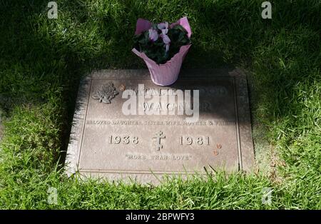 Los Angeles, Kalifornien, USA 19. Mai 2020 EIN allgemeiner Blick auf die Atmosphäre von Natalie Wood's Grab im Pierce Brothers Westwood Village Memorial Park am 19. Mai 2020 in Los Angeles, Kalifornien, USA. Foto von Barry King/Alamy Stock Photo Stockfoto