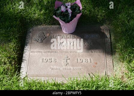 Los Angeles, Kalifornien, USA 19. Mai 2020 EIN allgemeiner Blick auf die Atmosphäre von Natalie Wood's Grab im Pierce Brothers Westwood Village Memorial Park am 19. Mai 2020 in Los Angeles, Kalifornien, USA. Foto von Barry King/Alamy Stock Photo Stockfoto