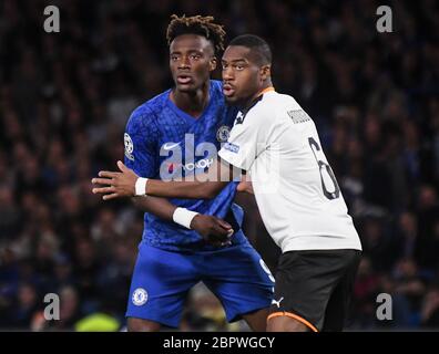 LONDON, ENGLAND - 17. SEPTEMBER 2019: Tammy Abraham von Chelsea (L) und Geoffrey Edwin Kondogbia von Valencia (R) im Rahmen des UEFA Champions League-Spiels der Gruppe H 2019/20 zwischen Chelsea FC (England) und Valencia CF (Spanien) an der Stamford Bridge. Stockfoto