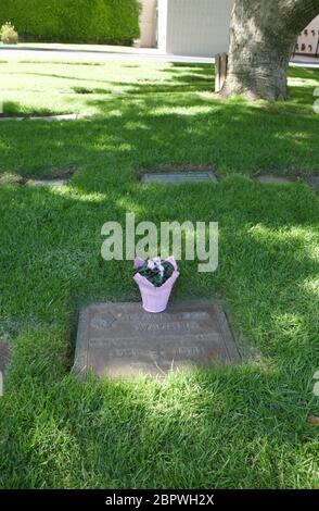 Los Angeles, Kalifornien, USA 19. Mai 2020 EIN allgemeiner Blick auf die Atmosphäre von Natalie Wood's Grab im Pierce Brothers Westwood Village Memorial Park am 19. Mai 2020 in Los Angeles, Kalifornien, USA. Foto von Barry King/Alamy Stock Photo Stockfoto
