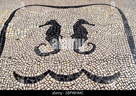Portugiesischer Bürgersteig mit Seepferdchen Motiv in Aveiro, Portugal Stockfoto