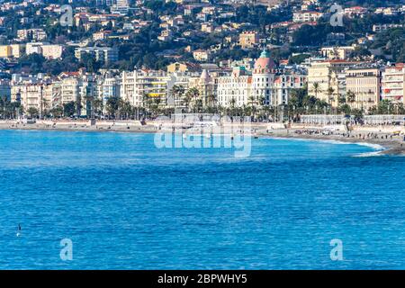 Blick auf die schöne Uferpromenade, die Promenade des Anglais, mit dem berühmten Hotel Negresco. Nizza, Frankreich, Januar 2020 Stockfoto