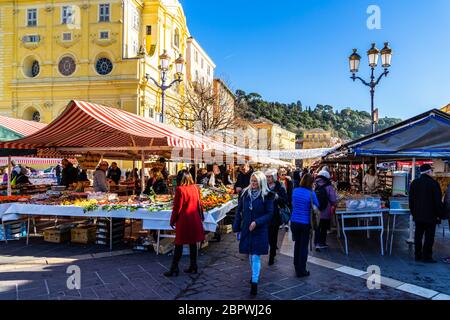 Nizza, Frankreich, Januar 2020 - Touristen und Einheimische schlendern zwischen den Marktständen am Cours Salaya in Nizza Stockfoto