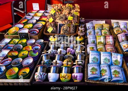 Nizza, Frankreich, Januar 2020 - typisches provenzalisches Geschenk und Souvenirs zum Verkauf in einem Marktstand am Corus Saleya Stockfoto