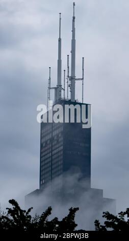 Bild der Spitze des historischen Willis Tower in Chicago, früher Sears Tower. An einem bewölkten Tag, wo das Gebäude meist in Wolken gehüllt ist, mit Stockfoto