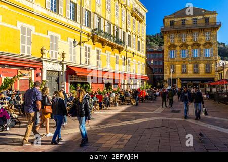 Touristen und Einheimische genießen einen sonnigen Tag im Cours Saleya, einer lebhaften Gegend von Nizza voller Bars und Restaurants. Nizza, Frankreich, Januar 2020 Stockfoto